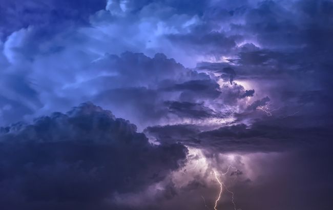 Південь України накриють грози та град