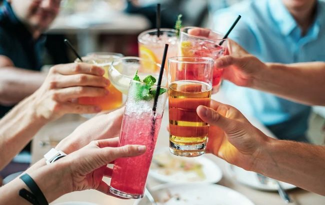 Эти напитки помогут убрать складки с живота: пейте их летом