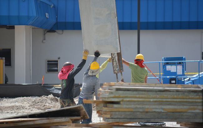 Кожен п'ятий українець працездатного віку перебуває на заробітках за кордоном