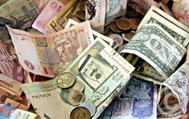 Курс доллара на межбанке 8 августа понизился до 25,73 гривен