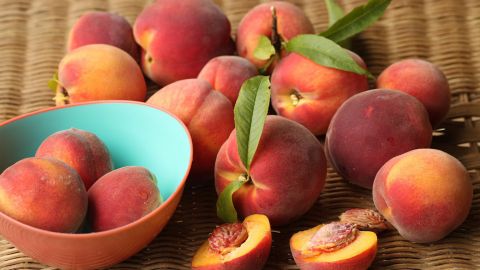 Вот что случится с вами, если ежедневно есть по персику