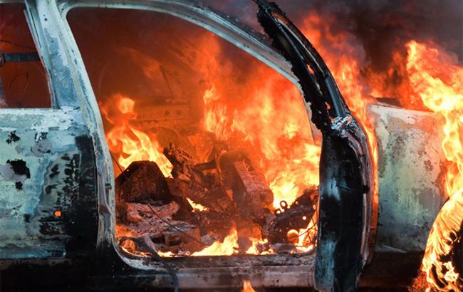 Дым выше дома: в Киеве средь бела дня сгорело авто (видео)