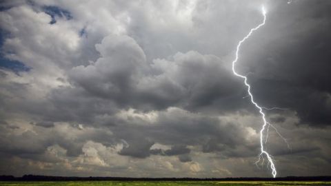 Сегодня в Украине ожидаются грозы: объявлено штормовое предупреждение