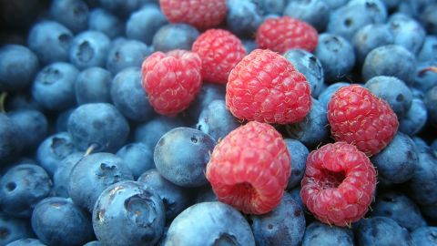 В Украине рекордно подешевела сезонная ягода: сколько она сейчас стоит