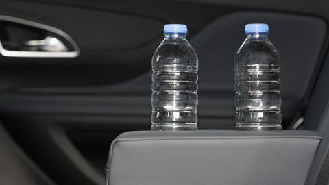 В сети показали, как обычная бутылка с водой может заставить машину воспламениться