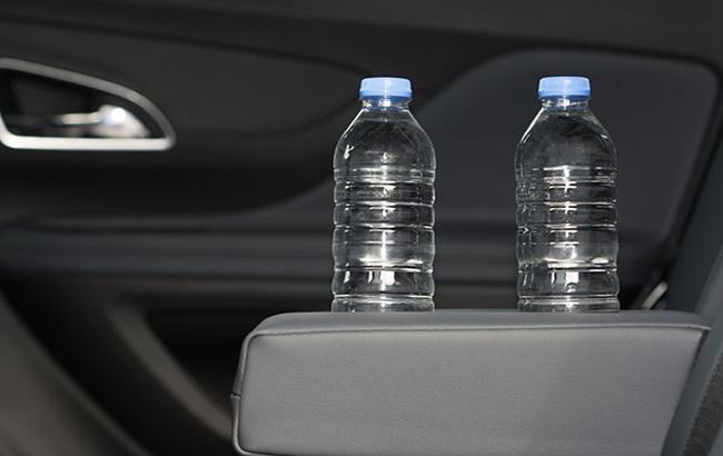 В сети показали, как обычная бутылка с водой может заставить машину воспламениться