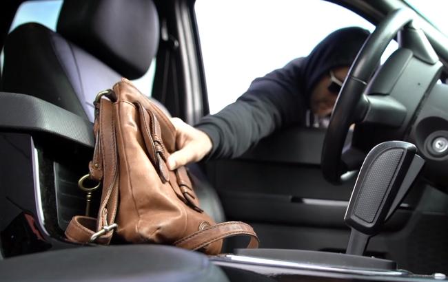 У Києві розшукують зухвалого грабіжника, який нахабно вкрав з авто три сумки (фото)