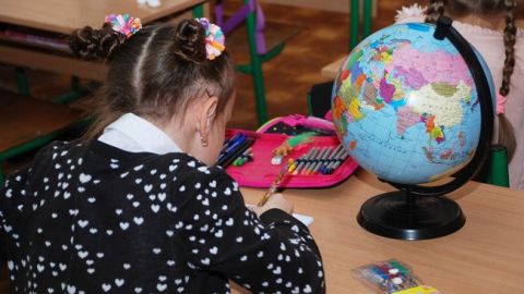 Під час урочистих лінійок школи охороняють поліція і СБУ