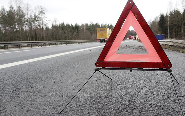 У Львівській області автомобіль врізався в стовп, є постраждалі