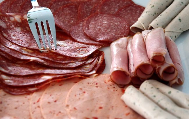 Як швидко очистити ковбасу чи сосиски від шкірки: разом із нею їсти не рекомендується