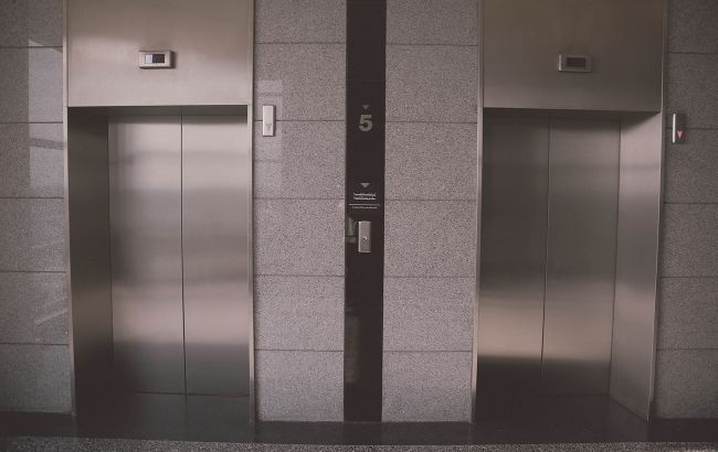 В Киеве лифт чуть не убил людей: пугающее видео