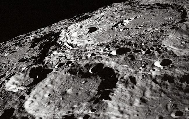 Вчені змогли розгадати таємницю "гелеподібної речовини" на зворотному боці Місяця