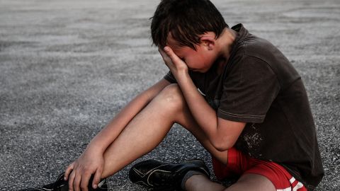 У Дніпрі 6 років б'ють і принижують дитину: в неї плюють і кидають пляшки