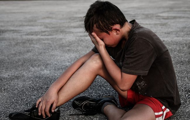 У Дніпрі 6 років б'ють і принижують дитину: в неї плюють і кидають пляшки