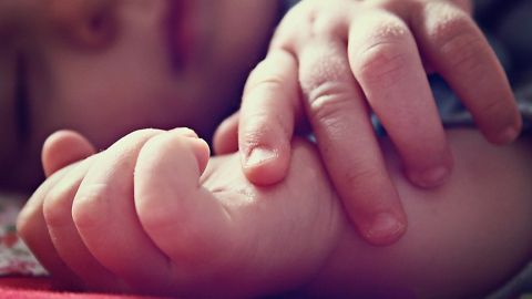 У Варшаві серед вулиці знайшли непритомну українку. Зверху на ній лежало чуже немовля