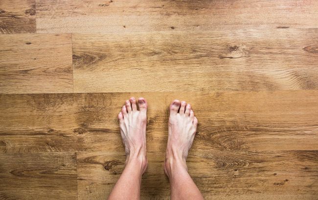 Ходить по дому босиком может быть опасно: врач рассказал о последствиях