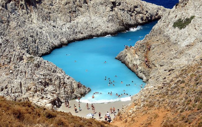 В Греции открывают более 500 пляжей с ограничениями