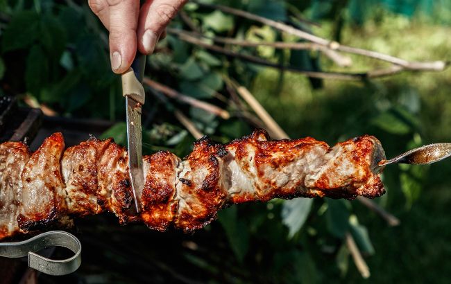 Цей інгредієнт для маринаду зробить шашлик неймовірно соковитим