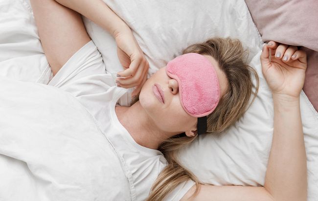 Врачи назвали самую полезную позу для сна: поможет желудку и защитит от морщин