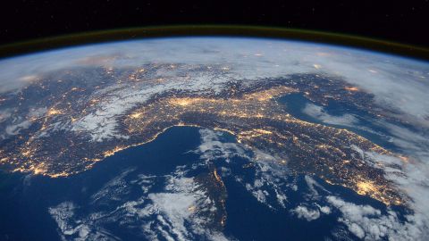 Ученые NASA обнаружили над Землей гигантскую аномалию (видео)