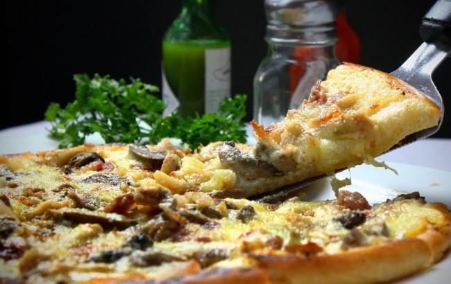Американцы испекли самую длинную в мире пиццу