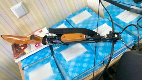 У Полтаві дівчина вчинила стрільбу з арбалета в школі: є поранені