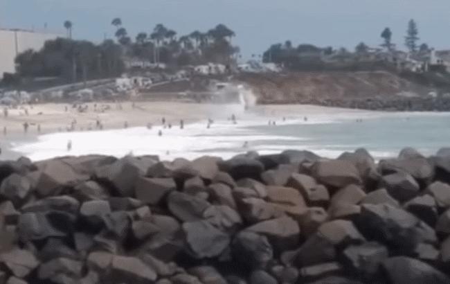В Калифорнии самолет упал на пляж (видео)
