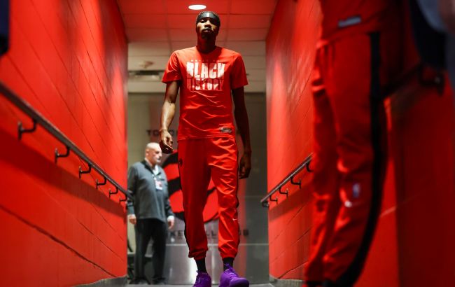 Центровой "Торонто" оформил роскошный данк после перехвата: момент дня в НБА