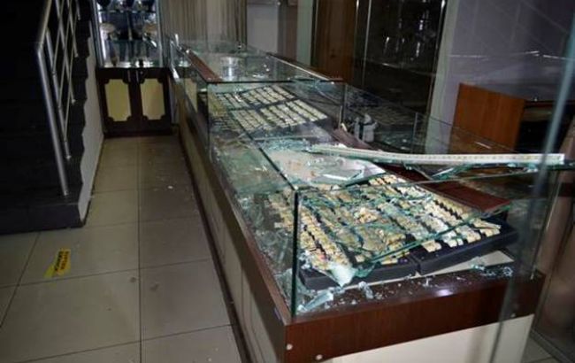 У Києві невідомі зі зброєю пограбували ювелірний магазин