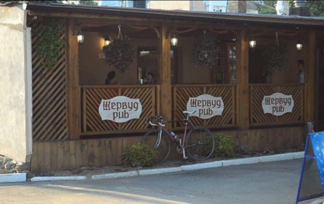 В Одесской обл. неизвестный ранил отдыхающего в баре и работника МВД