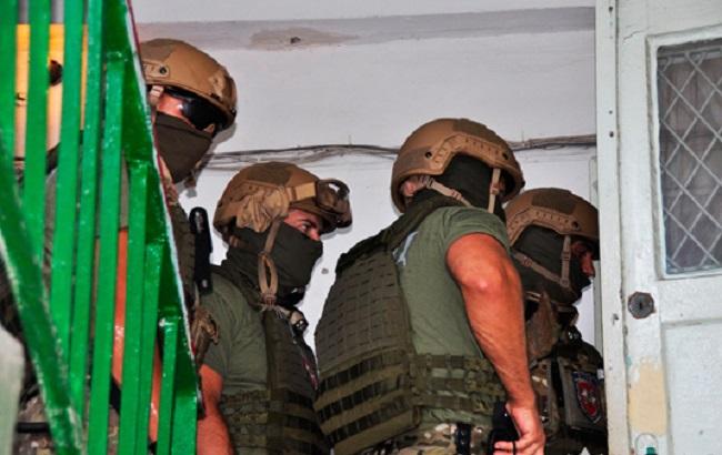 У Миколаєві поліція взяла штурмом квартиру з озброєними злочинцями