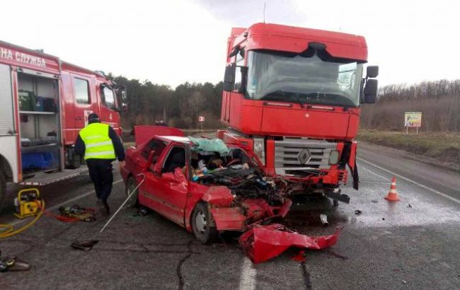 У Львівській області в ДТП з вантажівкою загинули дві людини
