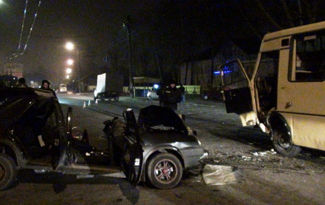 В Чернигове легковое авто врезалось в автобус, есть пострадавшие