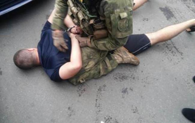 В Чернівецькій обл. СБУ перекрила канал постачання зброї з зони АТО