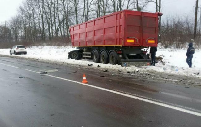 У Рівненській області в ДТП з вантажівкою загинули іноземець та дитина