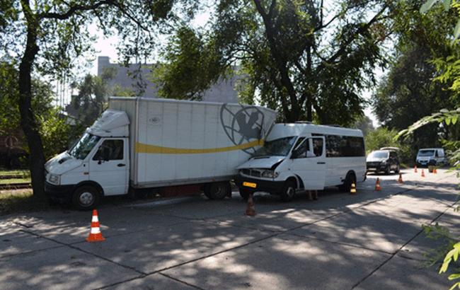 В Запорожье маршрутка врезалась в грузовик, пострадали 11 человек