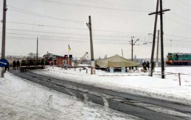 Около 50 вооруженных лиц перекрыли ж/д переезд в Донецкой области