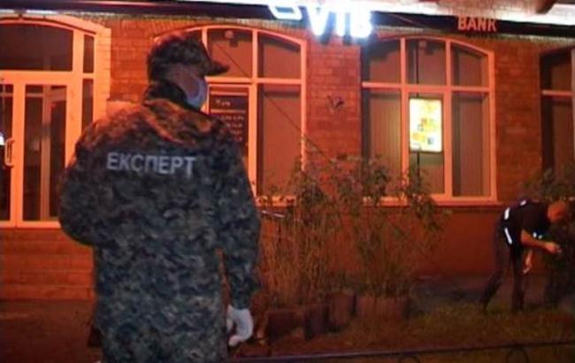 За фактом нічного вибуху біля банку в Києві відкрито справу