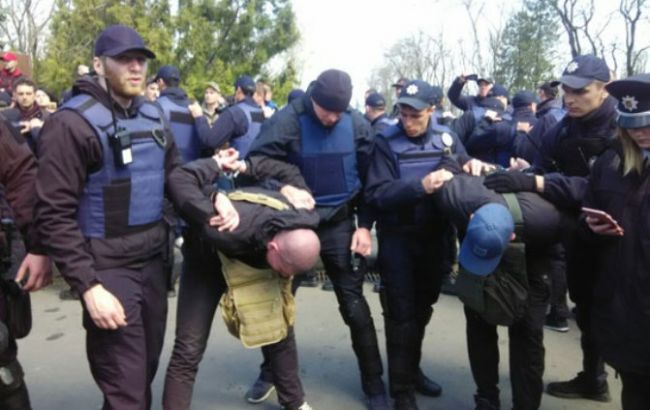 В ходе потасовок на День освобождения от нацистов в Одессе полиция задержала 16 человек