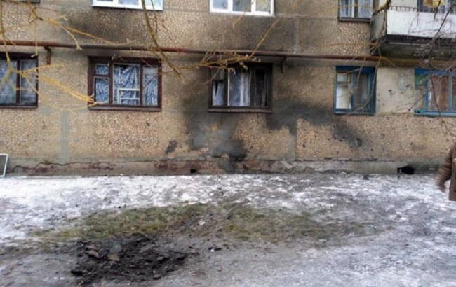 Артобстрел Светлодарска: повреждена многоэтажка и авто полиции