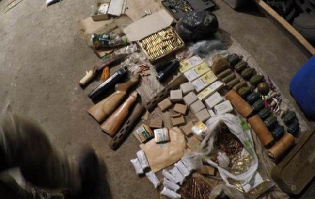 СБУ затримала екс-міліціонера, незаконно зберігавшого зброю та наркотики у Донецькій обл