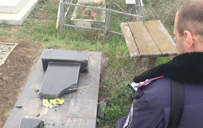 Невідомі на одеському кладовищі зруйнували близько сотні могил