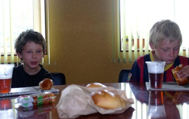 Полицейские Донецкой области спасли двух мальчиков от издевательств отца