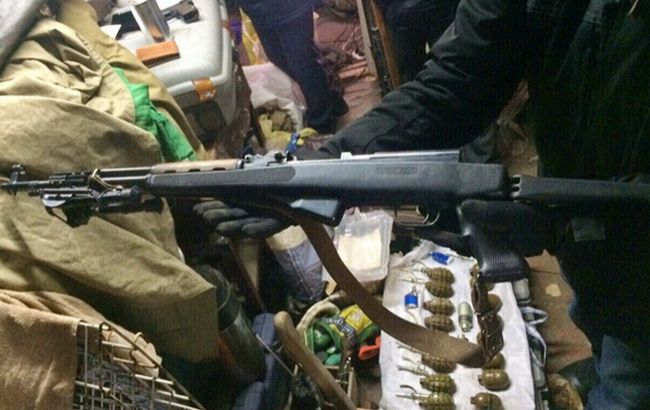 Арсенал зброї та боєприпасів вилучили в Києві