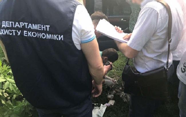 Поліція затримала на хабарі лісника і посадовця дорожньої служби