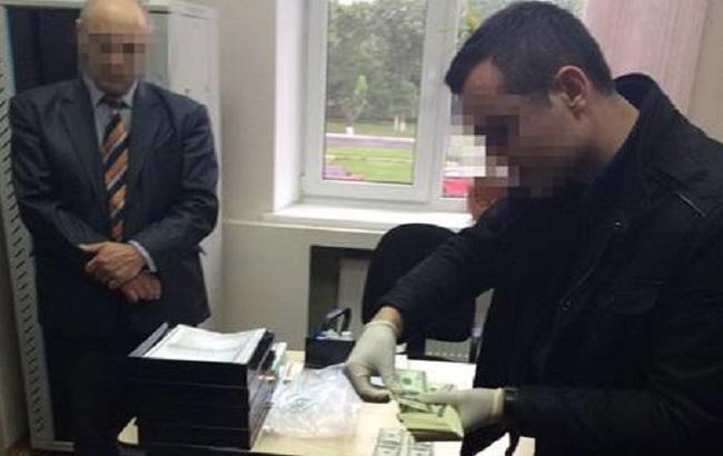 На хабарі в 30 тис. доларів затримано голову РДА у Полтавській області