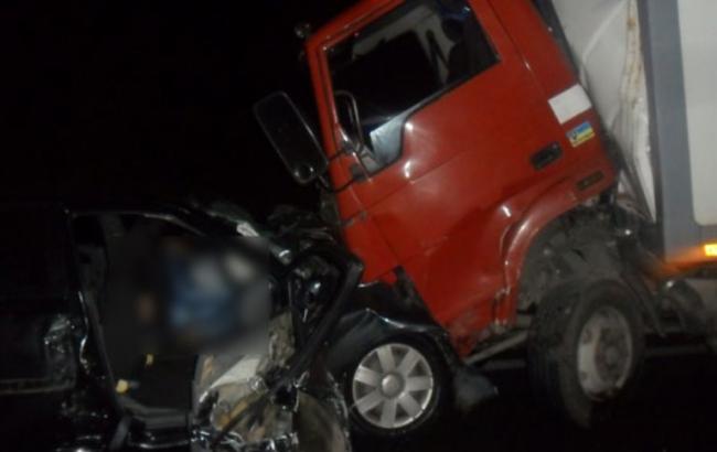 На трассе Киев - Харьков столкнулись легковушка и грузовик, 2 человека погибли