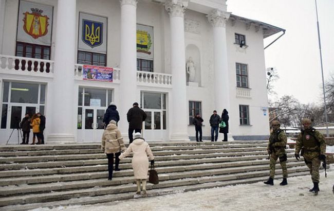 Местные выборы: на участке в Николаевке под Славянском подрались журналисты