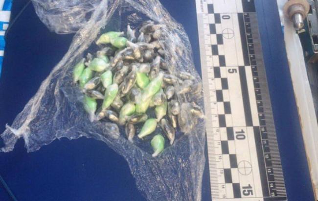 В Киеве задержали наркодилера, который прятал наркотики на кладбище