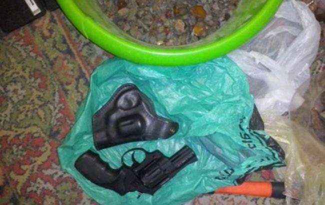 СБУ вилучила понад 15 кг бурштину-сирцю на суму 620 тис. грн